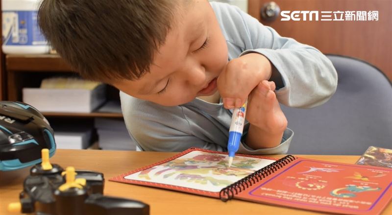 【三立新聞網】最平凡的願望!蒙古罕病童「湯匙手」分離了 擁「10手指」親切生日蛋糕