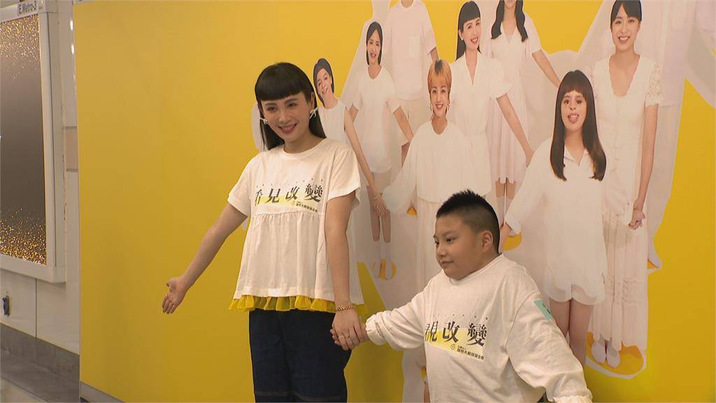 【Yahoo!新聞/民視新聞網】出席「看見改變」攝影展! 魏如萱離婚後首露面