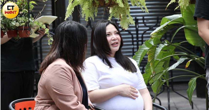 【CTWANT】小甜甜宮縮忍痛不動刀 感動老公全程陪同:以前是一個人
