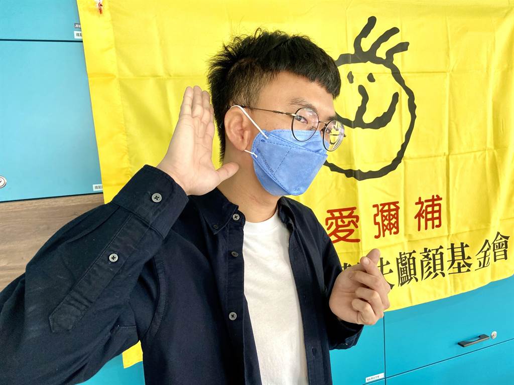 【中時新聞】有洋蔥!缺右耳獲捐款重建 男大生開心:有耳朵戴口罩了