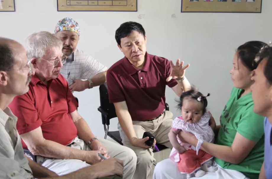 【元氣網】繼承恩師羅慧夫精神,用愛填補人間殘缺!羅綸洲,染上國際義診的癮