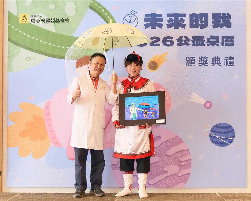 【中時新聞網】飛越3千公里來台！「外星人」男孩變身畫家 用畫作鼓勵顱顏病友