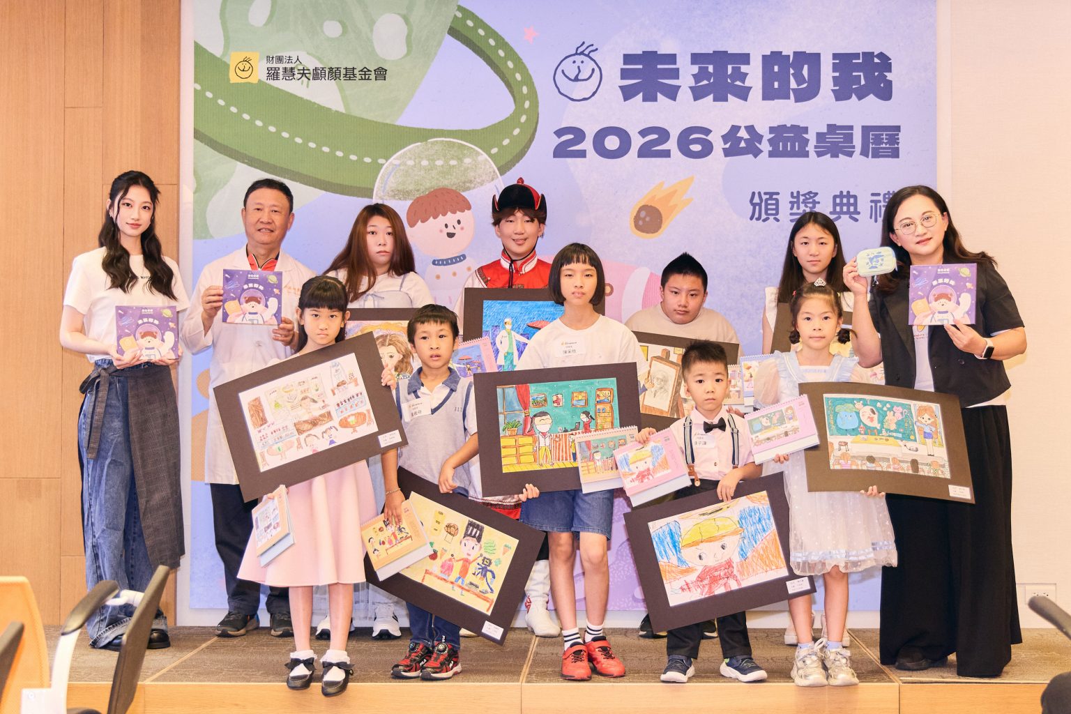 【中華新聞雲】唇腭裂男孩 小耳症女孩 公益桌曆留佳畫