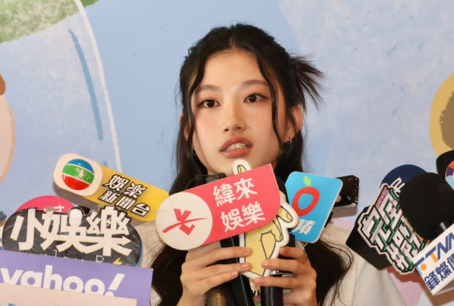 【Yahoo!新聞】李千娜21歲正妹女兒經紀被媽媽一把抓 罕見露面竟哽咽哭了