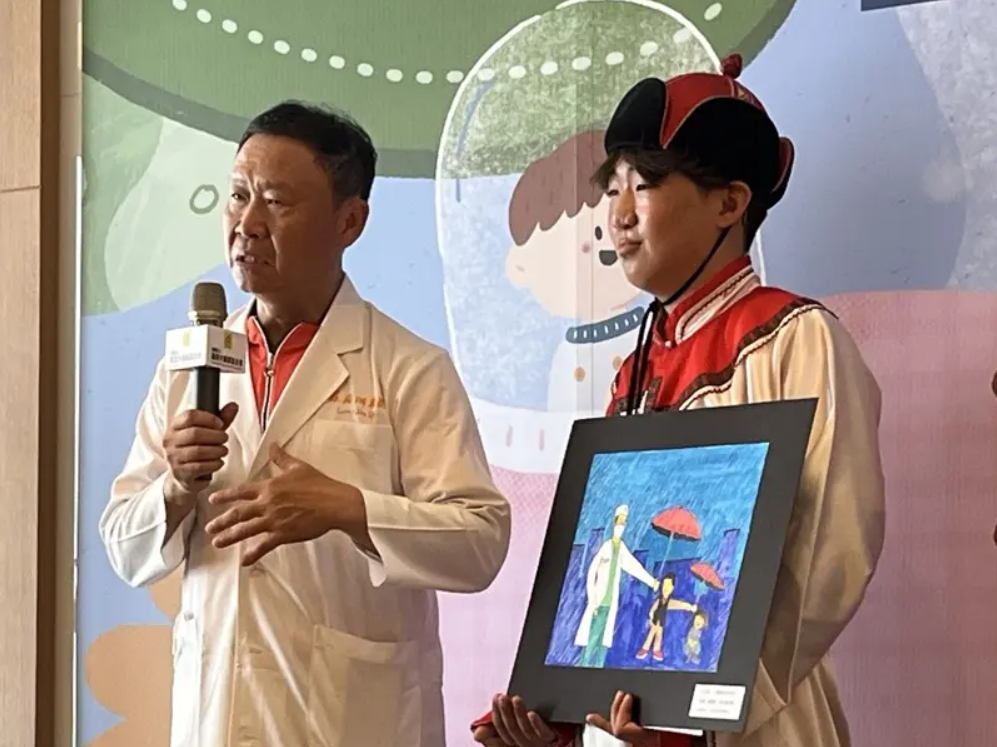 【世界新聞網】唇顎裂蒙古男孩飛行3417公里赴台 感謝醫師撐起大傘