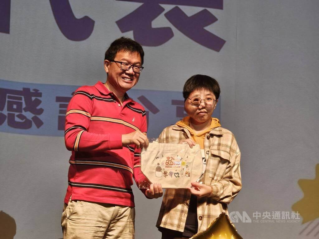 【自由時報】中部顱顏家庭齊聚麗寶樂園 20歲施羽桂勇敢面對先天神經纖維瘤