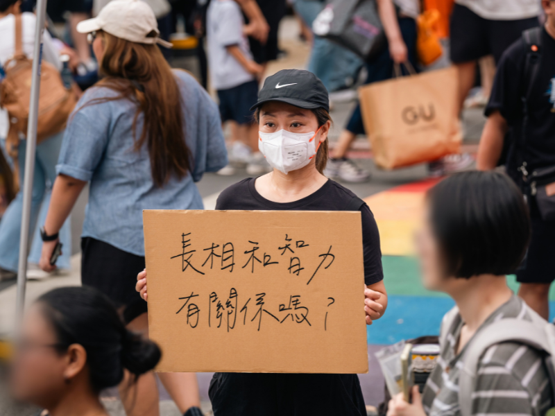 街頭神秘舉牌「這世界可以不看臉嗎？」 以默語行銷方式揭開《看見改變》攝影展的行動