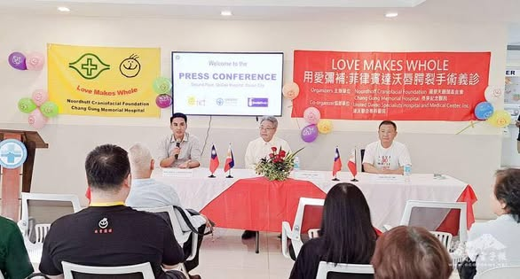 【駐菲律賓臺北經濟文化辦事處】本處楊公使登仕參加羅慧夫顱顏基金會及長庚醫院志工團隊納卯手術義診成果發表記者會