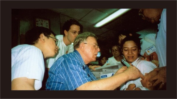 ▲1998年,羅慧夫醫師率領用愛彌補義診團至越南義診。(圖/羅慧夫基金會提供)