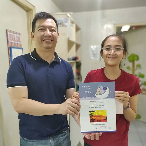 菲律賓分會Dr.Bernie(左)頒發獎狀給Roseann(右) 菲律賓分會Dr.Bernie(左)頒發獎狀給Roseann(右)