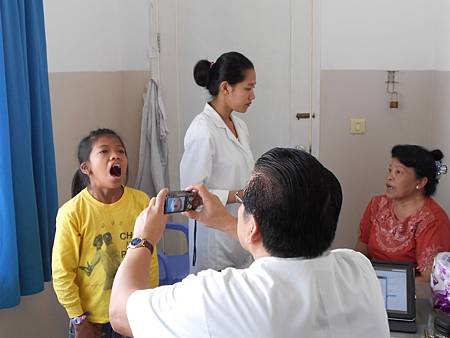 Vanna醫師替病人拍照 Vanna醫師替病人拍照