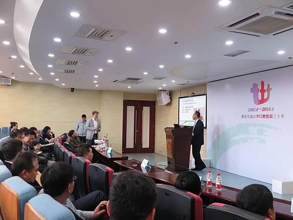 外科工作坊由西安交通大學口腔醫院顱顏整型外科主任任戰平醫師主持,圖中為種子醫療團隊成員-北京協和醫院周煉醫師提問。.jpg 外科工作坊由西安交通大學口腔醫院顱顏整型外科主任任戰平醫師主持,圖中為種子醫療團隊成員-北京協和醫院周煉醫師提問。.jpg