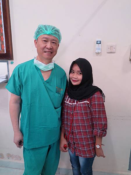 伊瑪雅與羅綸洲醫師開心合照.JPG 伊瑪雅與羅綸洲醫師開心合照.JPG